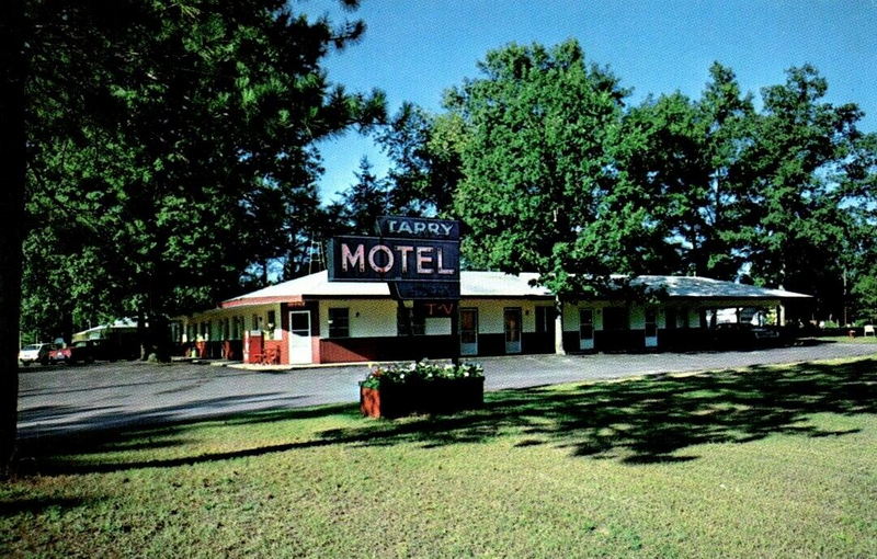 Outdoor Inn (Tarry Motel) - Old Postcard